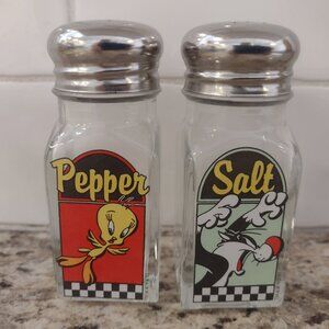 Vintage 1993 Warner Bros Tweety and Sylvester Salt and Pepper Shakers
